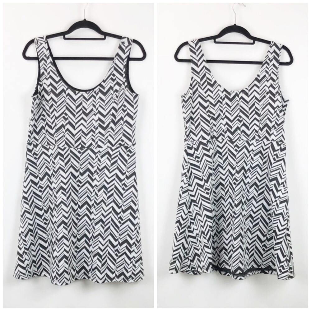 Como Black Medium NWT Womens Black White Chevron Flare Tank Dress